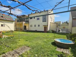 ÄLTERES WOHNHAUS MIT ZWEIFAMILIENEIGNUNG