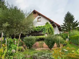Einfamilienhaus mit idyllischem Garten und Blick ins unverbaubare Grüne