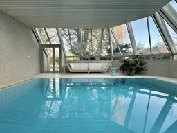 Große Villa mit gartenseitiger Poolhalle in Mauer