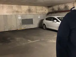 IM ZENTRUM VON STOCKERAU GUT ZU BEFAHRENDER TIEFGARAGENPLATZ ZU MIETEN