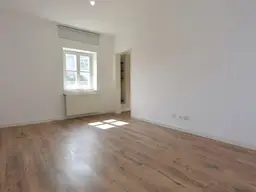 Helle, gemütliche 3 Zimmer Dachgeschosswohnung (keine Schrägen) am Josefplatz!
