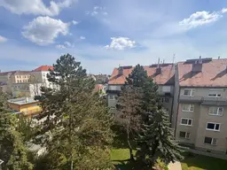 Zentrale Dachgeschoßwohnung mit Freifläche am Hauptplatz Schwechat – Modernisierung nach Wunsch!