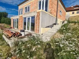 Belagsfertiges Ziegelhaus (Edelrohbau) mit 67m2 Wohn/Essbereich - mit großem Grundstück, eventuell abtrennbar