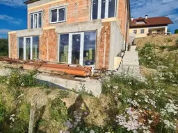 Belagsfertiges Ziegelhaus (Edelrohbau) mit 67m2 Wohn/Essbereich - mit großem Grundstück, eventuell abtrennbar