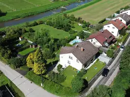 2 bis 3 Familienhaus mit Vollkeller, mit 4 Garagen, Brunnen/Werkstatt - 2 Zufahrten