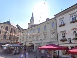 Historisches Flair trifft moderne– Stilvolles Wohnen oder Arbeiten mit Blick auf den Hauptplatz.