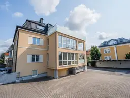 Exklusive Investitionsgelegenheit: Stilvolle Villa mit 3 Wohneinheiten