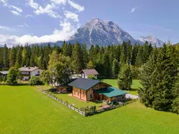 Traditionelles Tiroler Holzhaus in idyllischer Lage mit Doppel-Carport und Bergblick