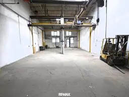 Halle, Lager m. Büroraum. 