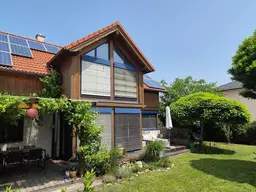 Lichtdurchflutetes Passivhaus mit Garage und Carport