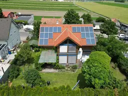 Lichtdurchflutetes Passivhaus mit Garage und Carport