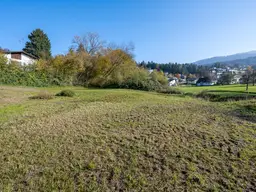 Schönes Grundstück in leichter Hanglage