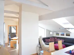 Exklusives PENTHOUSE (komplettes Dachgeschoß) im Zentrum von Hofgastein. Helle, bis unters Dach offene, freundliche Wohnräume durch große Fensterflächen und mittigen verglasten Dachausschnitt.