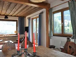 TRAUMBLICK Ferienwohnung in Bestlage von Bad Gastein. Mitten im historischen Zentrum, direkt an der Kaiserpromenade. Einmalige Aussicht auf die Skyline von Bad Gastein, die Berge und das Tal.