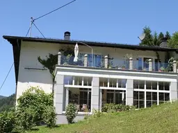 Kolosale Doppelhaushälfte mit Fischteiche in Ruhelage!