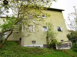 Villa in romantischer Lage - renovierungsbedürftig
