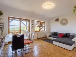 Lichtdurchflutete Dachgeschosswohnung mit Balkon und Carport