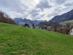 Den Ort und die Berglandschaft überblicken!