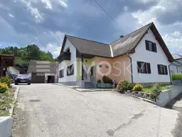 Attraktives Anwesen in ruhiger Dorflage ! Großer Garten und Wald!