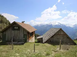 Almhütte und Almstall mit großem Grundstück zu verkaufen!
