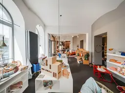 Große Auslagenflächen in zentaler Lage: Geschäftslokal, Schauraum, Büro/Ordination.