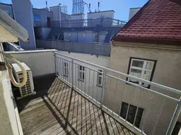 Stylische Dachgeschoß-Maisonette mit Dachterrasse und Klimaanlage in einem klassischen Stilaltbau.