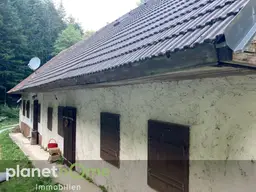 Erhaltenswertes Objekt im Grünland