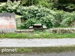 Erhaltenswertes Objekt im Grünland