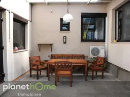 U-förmiges Haus mit überdachter Terrasse