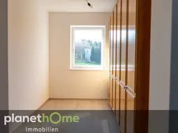 Attraktives Einfamilienhaus im Bauhaus-Stil auf einem großen, naturbelassenen Grundstück