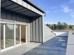 Hellmonsödt | Elegante Mietwohnung mit großer Dachterrasse, Fußbodenheizung &amp;-kühlung und Tiefgarage in zentraler Lage!
