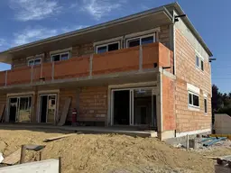 Wohnen auf zwei Ebenen: Maisonette-Eigentumswohnung mit Terrasse und Balkon in Niederneukirchen