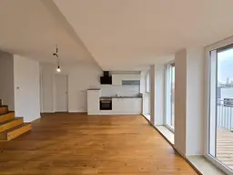 Was für ein Ausblick! Traumhafte, sehr sonnige 4 Zimmer Dachgeschoßwohnung mit 47 m² Terrasse mit Panoramablick über Wien und 18 m² Balkon auf der Wohnebene in einer Stilzinsvilla in einer der schönsten Grünwohnlage Wiens 