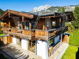 Traditionelles Tiroler Chalet in ruhiger Sonnenlage