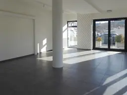 Kompaktes Geschäft mit Kundenparkplätzen