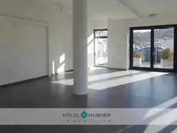Kompaktes Geschäft mit Kundenparkplätzen