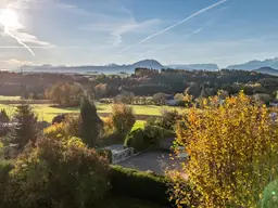 Land-Idylle mit Panoramablick: Wohnhaus in Anthering