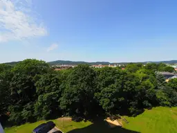 Weitblick inklusive: Helle 2-Zimmer-Wohnung mit Loggia &amp; Stellplatz in ruhiger Lage von Wr. Neudorf