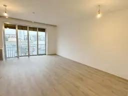 ZENTRALE 6-ZIMMER WOHNUNG MIT EXTRA KÜCHE UND BALKON