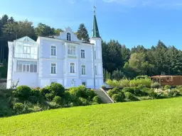 Historische Villa mit Blick auf die Donau