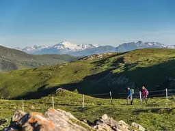 CHARMANTES 3-STERNE-FAMILIENHOTEL IN INNERKREMS Natur. Ruhe. Bergwelt. Ganzjähriger Urlaub in den Kärntner Nockbergen.