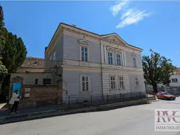 „Ihr Zuhause in Ernstbrunns Jugendstil-Ikone – historische Eleganz im Dachgeschoss trifft moderne Vision“