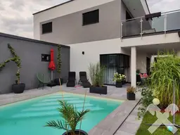 Wohnhaus mit Gartengrundstück und Pool in Weitendorf