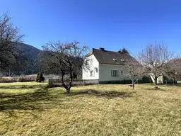 Sanierungsbedürftiges Doppelhaus mit großem Grundstück
