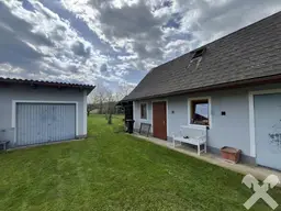 Doppelhaushälfte unterkellert mit ebenem Gartengrundstück, Nebengebäude und Garage