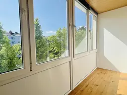 Helle Wohnung mit Loggia und Balkon in zentraler Lage