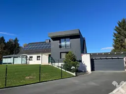 Exklusives Einfamilienhaus mit modernem Anbau und Blick auf Schloß Arnfels