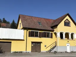 Teilsaniertes Wohnhaus mit historischem Charakter