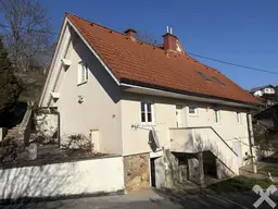 Haus mit Wirtschaftsgebäude und großem Grund