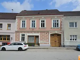 Wohn - und Geschäftshaus im Zentrum von Vitis mit Grünfläche und Nebengebäuden (1.236m2), Wald (13.532m2), 2 Äcker (39.005m2) und Baugrund (3261m2)